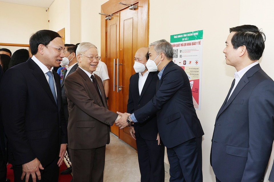 Tổng Bí thư Nguyễn Phú Trọng với các cán bộ trong Ban Thường vụ Tỉnh ủy và lãnh đạo chủ chốt tỉnh Quảng Ninh.(Ảnh: Trí Dũng/TTXVN)