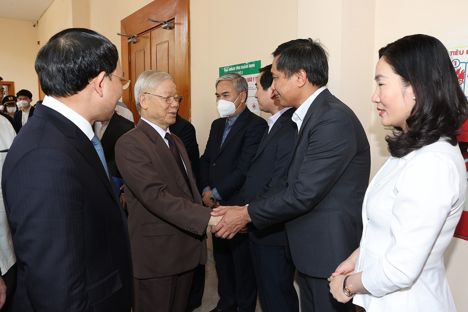 Tổng Bí thư Nguyễn Phú Trọng với các cán bộ trong Ban Thường vụ Tỉnh ủy và lãnh đạo chủ chốt tỉnh Quảng Ninh. (Ảnh: Trí Dũng/TTXVN)
