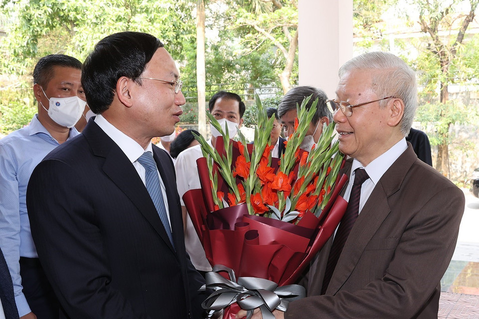 Thay mặt Đảng bộ, chính quyền và nhân dân tỉnh Quảng Ninh, ông Nguyễn Xuân Ký, Ủy viên Trung ương Đảng, Bí thư Tỉnh ủy, Chủ tịch Hội đồng Nhân dân tỉnh Quảng Ninh tặng hoa chào mừng Tổng Bí thư Nguyễn Phú Trọng. (Ảnh: Trí Dũng/TTXVN)