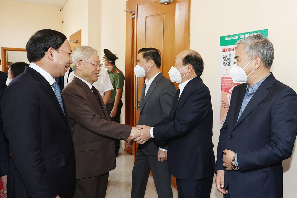 Tổng Bí thư Nguyễn Phú Trọng với các cán bộ trong Ban Thường vụ Tỉnh ủy và lãnh đạo chủ chốt tỉnh Quảng Ninh. (Ảnh: Trí Dũng/TTXVN)