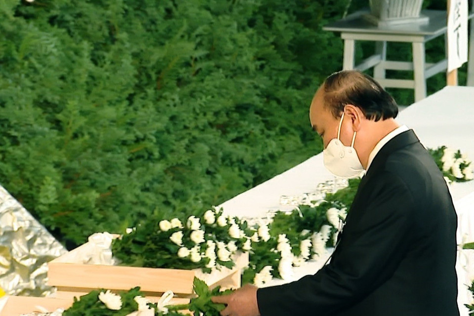 Chủ tịch nước Nguyễn Xuân Phúc đặt hoa tưởng niệm cố Thủ tướng Nhật Bản Abe Shinzo. (Ảnh: Thống Nhất/TTXVN)