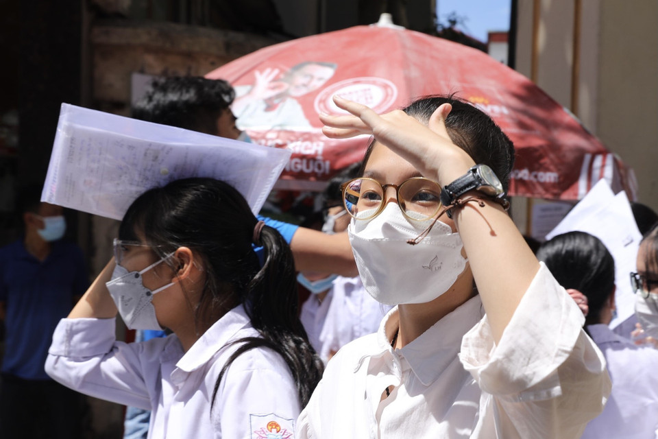 Thí sinh tham dự kỳ thi vào lớp 10 THPT công lập trong thời tiết nắng nóng. (Ảnh: Hoàng Hiếu/TTXVN)