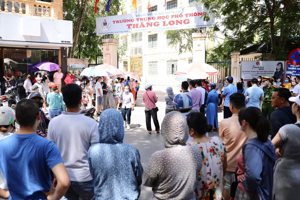Rất đông người dân đội nắng nóng đón các thí sinh trưa 19/6.(Ảnh: Hoàng Hiếu/TTXVN)