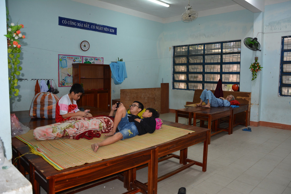 Người dân tránh trú bão ở Trường Tiểu học Quang Trung. (Ảnh: Văn Dũng/TTXVN)