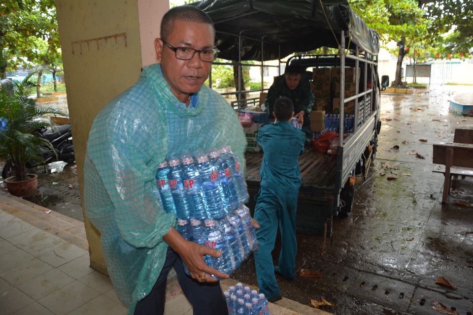  Chuyển thực phẩm, nước uống đến điểm sơ tán. (Ảnh: Văn Dũng/TTXVN)