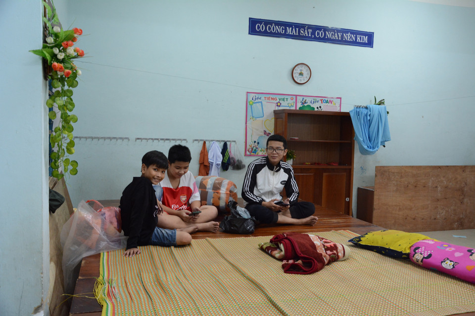 Người dân tránh trú bão ở Trường Tiểu học Quang Trung, phường Mân Thái, quận Sơn Trà, thành phố Đà Nẵng. (Ảnh: Văn Dũng/TTXVN)