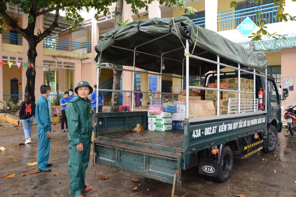 Lực lượng chức năng phường Mân Thái, quận Sơn Trà, thành phố Đà Nẵng chuyển thực phẩm, nước uống đến tại điểm sơ tán Trường Tiểu học Quang Trung. (Ảnh: Văn Dũng/TTXVN)