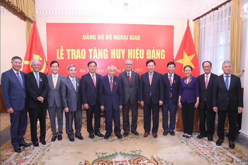 Phó Thủ tướng Thường trực Phạm Bình Minh cùng ông Nguyễn Mạnh Cầm và các đại biểu dự buổi lễ. (Ảnh: Lâm Khánh/TTXVN)