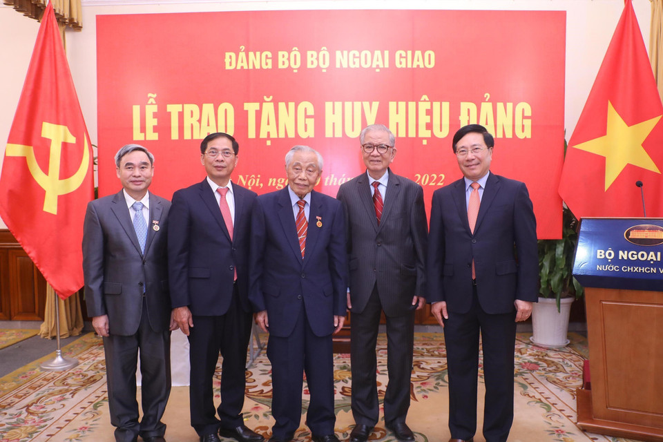 Phó Thủ tướng Thường trực Phạm Bình Minh cùng ông Nguyễn Mạnh Cầm và các đại biểu dự buổi lễ. (Ảnh: Lâm Khánh/TTXVN)