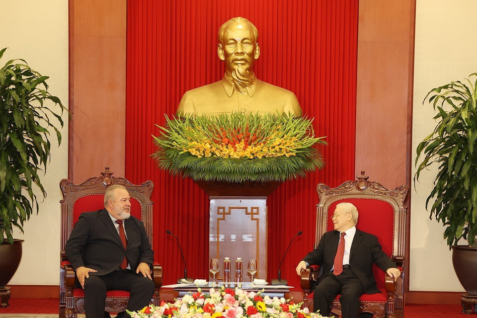 Tổng Bí thư Nguyễn Phú Trọng trao đổi với Thủ tướng Cuba Manuel Marrero Cruz tại buổi tiếp. (Ảnh: Trí Dũng/TTXVN)