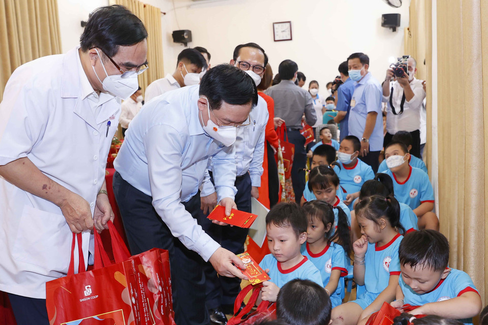 Chủ tịch Quốc hội Vương Đình Huệ tặng quà Tết cho trẻ khuyết tật. (Ảnh: Doãn Tấn/TTXVN)