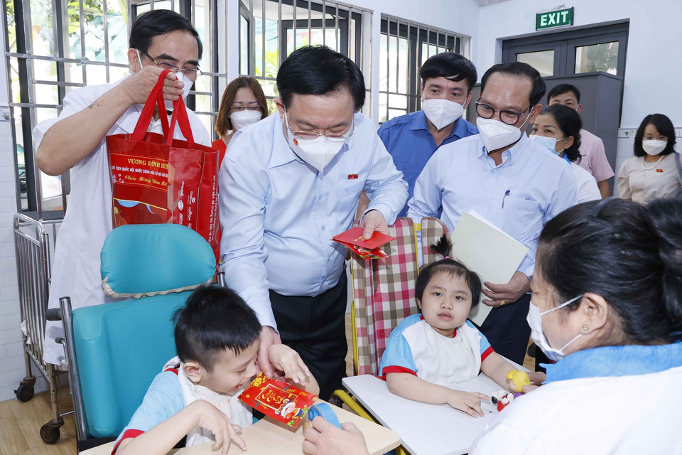 Chủ tịch Quốc hội tặng quà Tết cho trẻ khuyết tật. (Ảnh: Doãn Tấn/TTXVN)