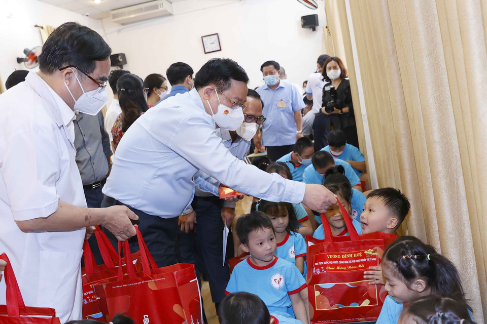 Chủ tịch Quốc hội Vương Đình Huệ tặng quà Tết cho trẻ khuyết tật tại trung tâm. (Ảnh: Doãn Tấn/TTXVN)