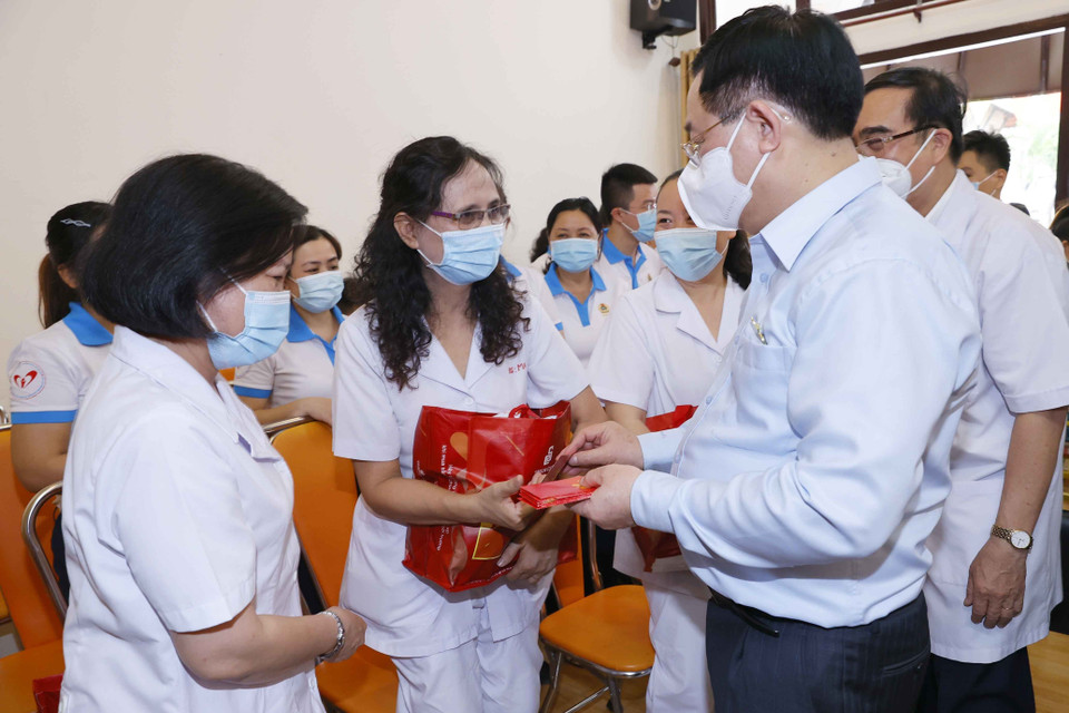 Chủ tịch Quốc hội Vương Đình Huệ tặng quà cho cán bộ y tế tại trung tâm. (Ảnh: Doãn Tấn/TTXVN)