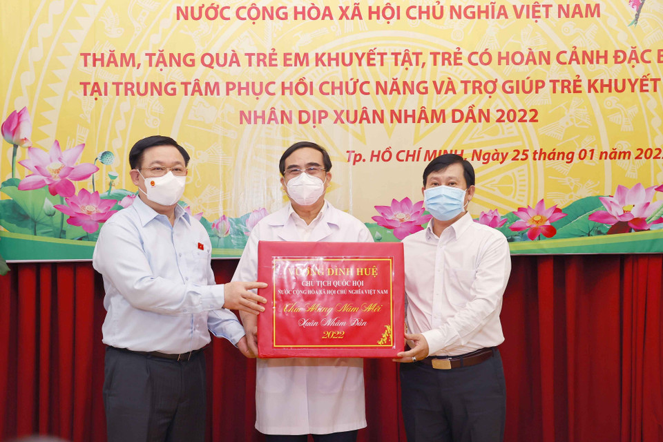 Chủ tịch Quốc hội Vương Đình Huệ tặng quà Tết Trung tâm phục hồi chức năng và trợ giúp trẻ khuyết tật Thành phố Hồ Chí Minh nhân dịp Xuân Nhâm Dần 2022. (Ảnh: Doãn Tấn/TTXVN)