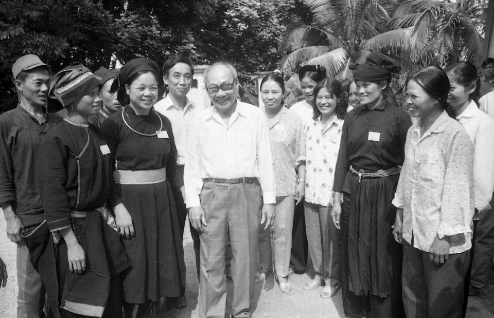 Chủ tịch Hội đồng Nhà nước Võ Chí Công với đại biểu dự phiên khai mạc Kỳ họp bất thường của Hội đồng Nhân dân tỉnh Hà Tuyên (khóa IV), sáng 23/9/1991. (Ảnh: Minh Điền/TTXVN)