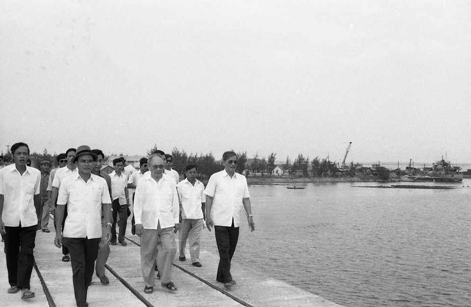 Chủ tịch Hội đồng Nhà nước Võ Chí Công thăm công trường xây dựng cầu qua sông Hương, trong chuyến thăm, làm việc tại tỉnh Bình Trị Thiên từ ngày 16-20/5/1989. (Ảnh: Minh Điền/TTXVN)