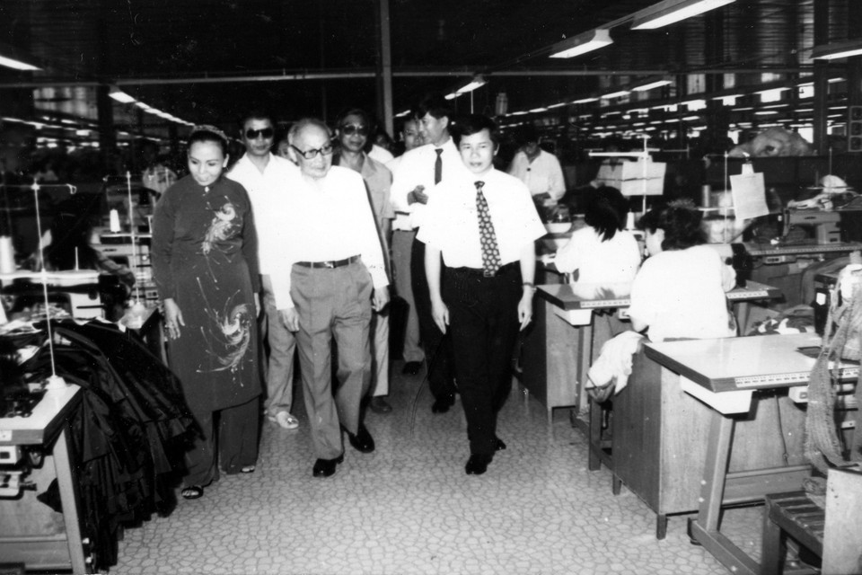 Chủ tịch Hội đồng Nhà nước Võ Chí Công thăm phân xưởng cắt may của Công ty Huy Hoàng. (Ảnh: TTXVN)