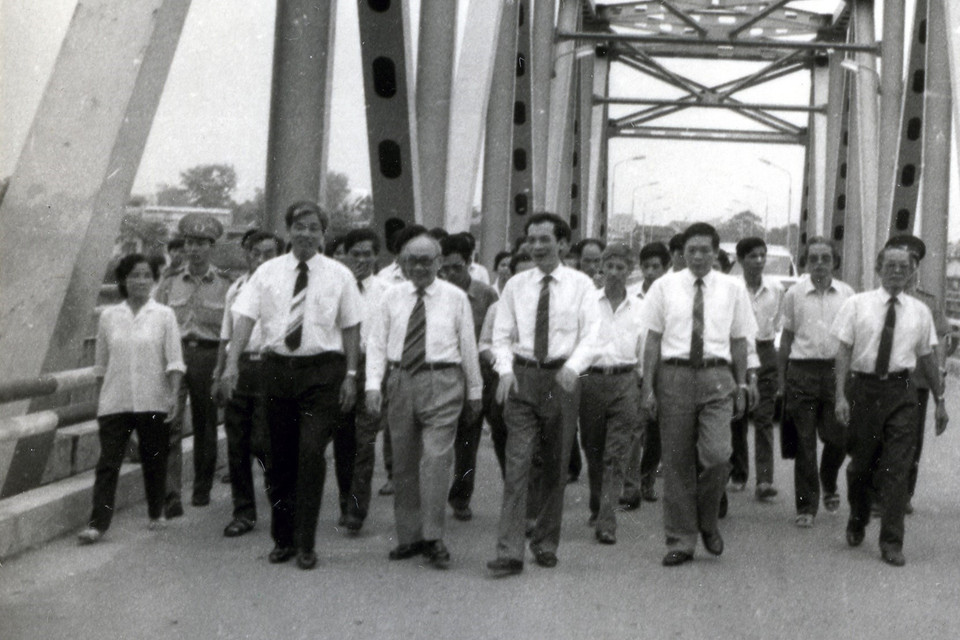 Cố vấn Ban Chấp hành Trung ương Đảng Võ Chí Công thăm cầu Yên Bái mới được khánh thành (29/9/1993). (Ảnh: TTXVN)