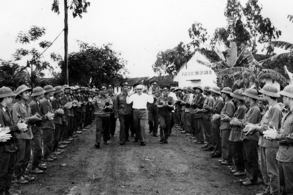 Chủ tịch Hội đồng Nhà nước Võ Chí Công đến thăm Sư đoàn phòng không 361. (Ảnh: TTXVN)