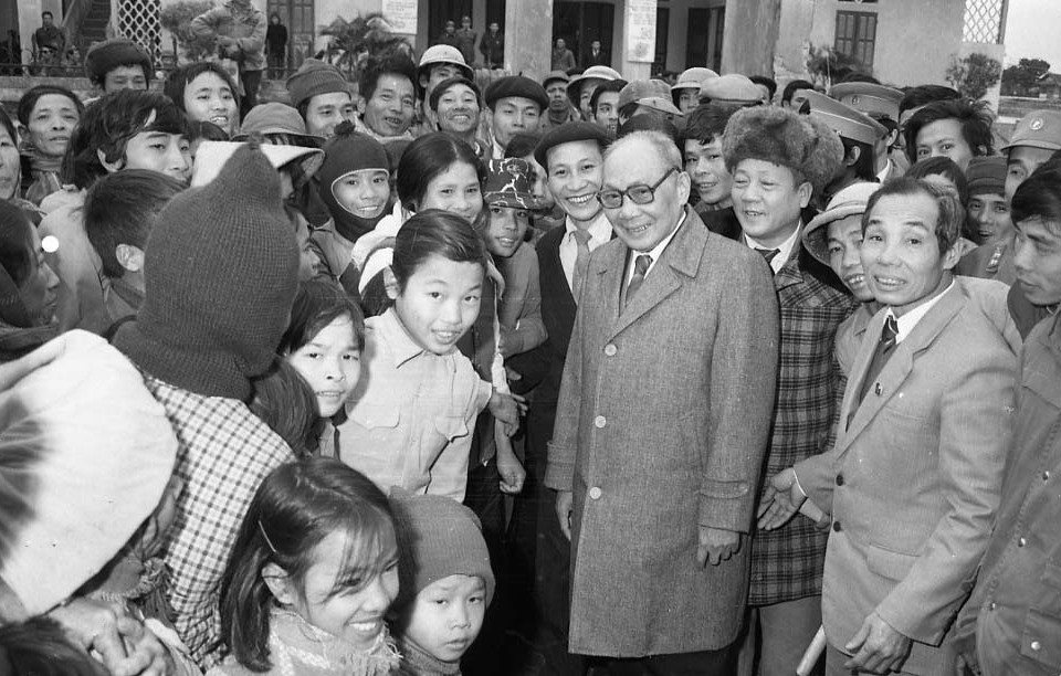 Nhân dịp Nguyên đán Tết Kỷ Tỵ, ngày 4/2/1989, Chủ tịch Hội đồng Nhà nước Võ Chí Công tới thăm, chúc Tết xã viên Hợp tác xã Đồng Lý, huyện Lý Nhân, tỉnh Hà Nam Ninh. (Ảnh: Minh Điền/TTXVN)