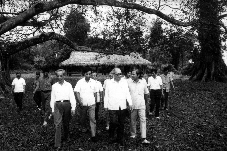Chủ tịch Hội đồng Nhà nước Võ Chí Công thăm Khu di tích lịch sử Tân Trào, huyện Sơn Dương, tỉnh Hà Tuyên (25/9/1991). (Ảnh: TTXVN)