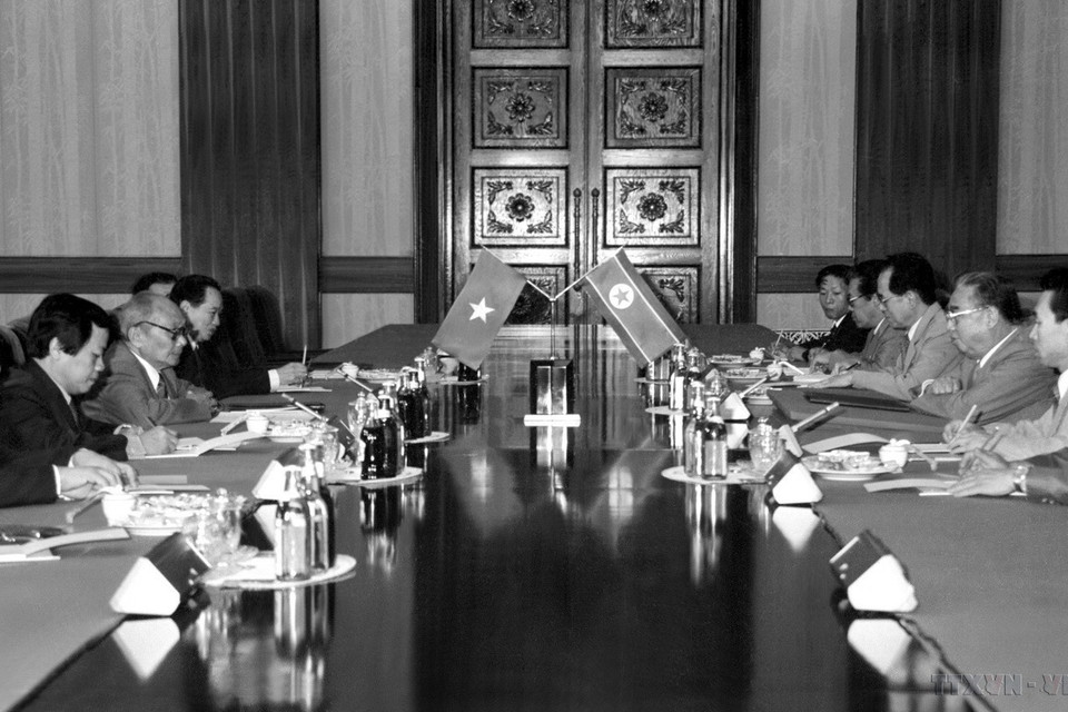 Chủ tịch Hội đồng Nhà nước Võ Chí Công hội đàm với Chủ tịch Kim Nhật Thành trong chuyến thăm, dự Lễ kỷ niệm lần thứ 40 ngày thành lập nước Cộng hòa Dân chủ Nhân dân Triều Tiên và trao Huân chương Sao Vàng cho Chủ tịch Kim Nhật Thành, tháng 9/1988. (Ảnh: Minh Điền/TTXVN)