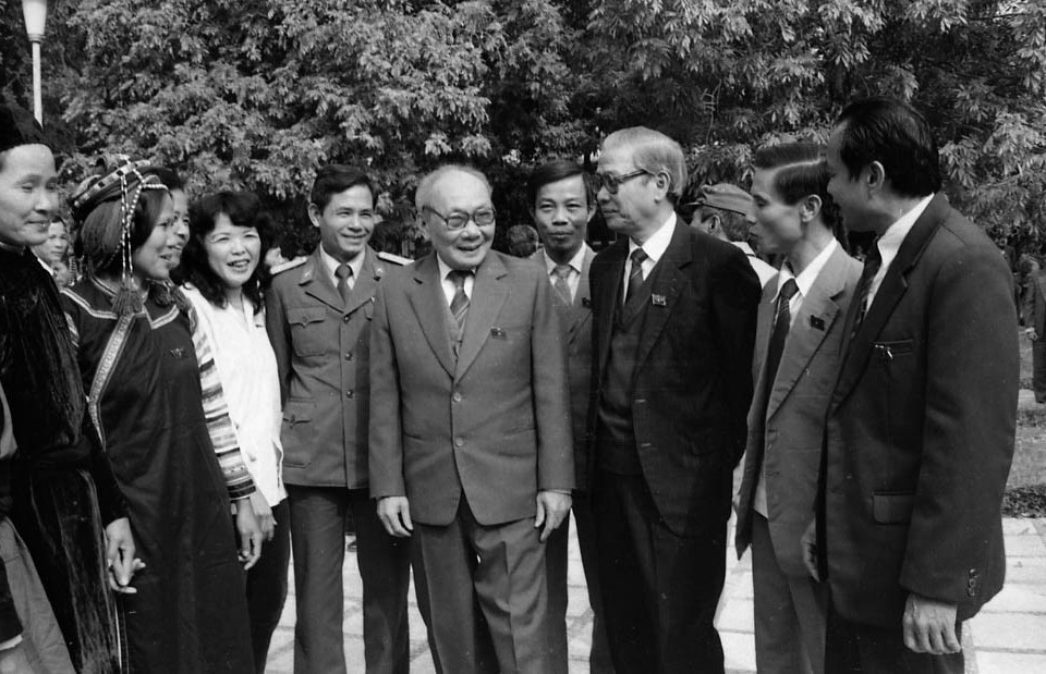 Chủ tịch Hội đồng Nhà nước Võ Chí Công gặp gỡ đại biểu dự Kỳ họp thứ 6, Quốc hội khóa 8 (Hà Nội, 18/12/1989). (Ảnh: Kim Hùng/TTXVN)