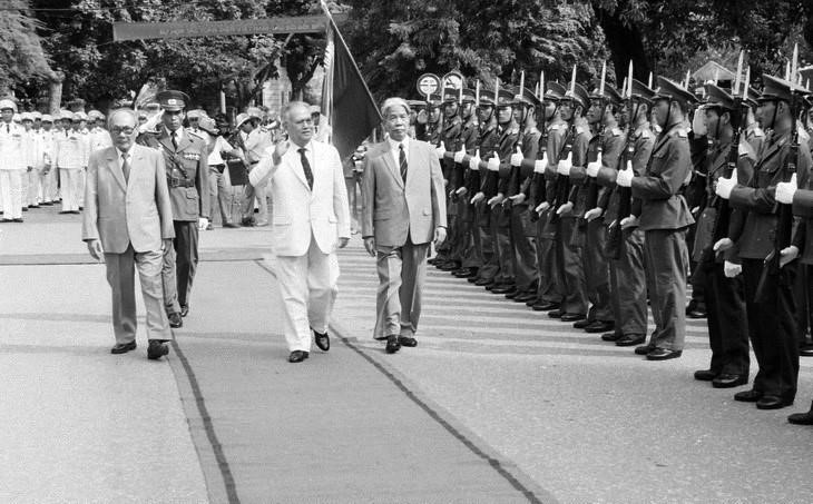 Tổng Bí thư Đỗ Mười và Chủ tịch Hội đồng Nhà nước Võ Chí Công chủ trì Lễ đón đồng chí Kaysone Phomvihane, Chủ tịch Ban Chấp hành Trung ương Đảng Nhân dân cách mạng Lào, Chủ tịch nước Cộng hòa Dân chủ Nhân dân Lào thăm hữu nghị chính thức Việt Nam, sáng 12/10/1991, tại Hà Nội. (Ảnh: Xuân Lâm/TTXVN)