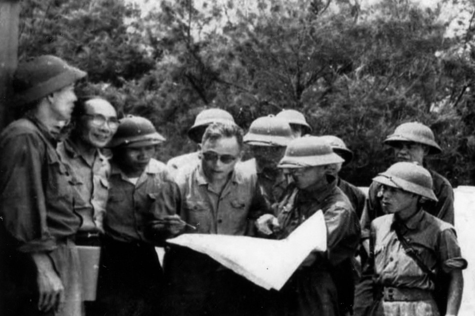 Đồng chí Võ Chí Công (thứ 2, từ trái sang) và Đại tướng Chu Huy Mân (đeo kính, thứ 4 từ trái sang-nguyên Tư lệnh Quân giải phóng Quân khu 5 trong kháng chiến chống Mỹ) trong chiến dịch giải phóng thành phố Đà Nẵng (3/1975). (Ảnh: TTXVN)