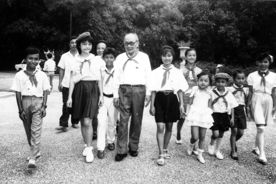 Chủ tịch Hội đồng Nhà nước Võ Chí Công gặp gỡ các cán bộ phụ trách Đội và thiếu nhi Hà Nội (Hà Nội, 12/8/1991). (Ảnh: TTXVN)