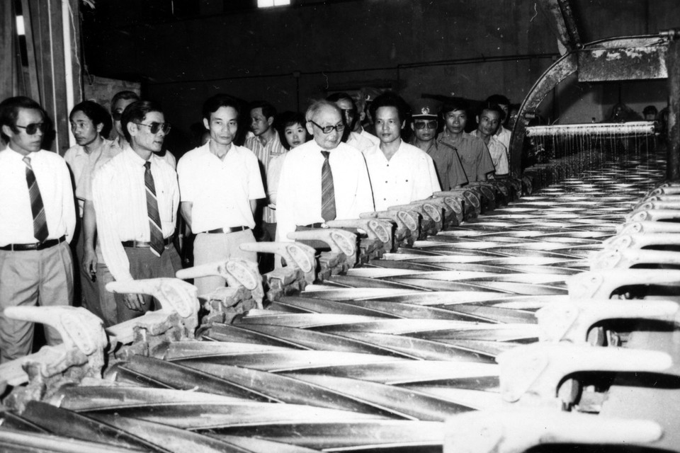 Chủ tịch Hội đồng Nhà nước Võ Chí Công thăm Liên hiệp xí nghiệp đay tại Thái Bình (3/6/1992). (Ảnh: TTXVN)