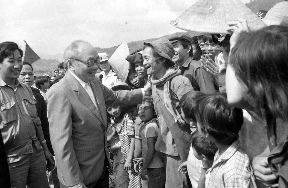 Chủ tịch Hội đồng Nhà nước Võ Chí Công với nhân dân huyện Phước Sơn trong chuyến thăm, làm việc tại tỉnh Quảng Nam - Đà Nẵng (30/10/1989). (Ảnh: Minh Điền/TTXVN)