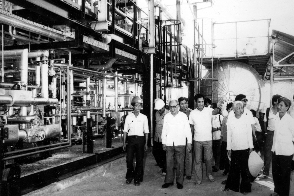 Chủ tịch Hội đồng Nhà nước Võ Chí Công thăm một cơ sở chế biến dầu. (Ảnh: TTXVN)