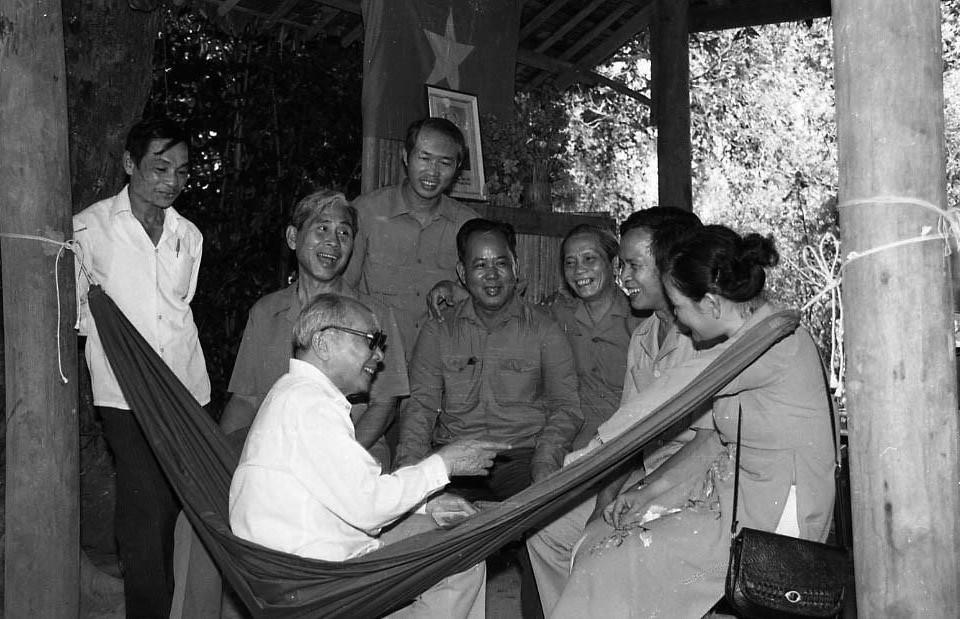 Chủ tịch Hội đồng Nhà nước Võ Chí Công nói chuyện thân mật với cán bộ huyện Tân Biên (Tây Ninh) ở lán làm việc của đồng chí Phạm Hùng trước đây trong Khu Trung ương Cục miền Nam, trong chuyến thăm tỉnh Tây Ninh từ ngày 18 đến 23/1/1990. (Ảnh: Minh Điền/TTXVN)