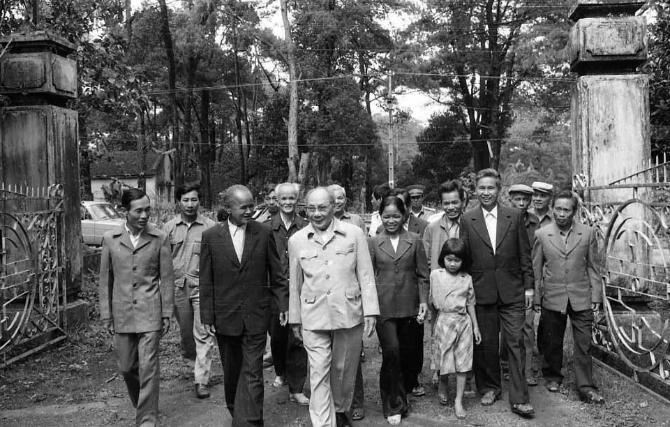 Chủ tịch Hội đồng Nhà nước Võ Chí Công gặp lại gia đình Anh hùng Núp trong chuyến thăm, làm việc tại tỉnh Gia Lai-Kon Tum (1-5/6/1988). (Ảnh: Minh Điền/TTXVN)