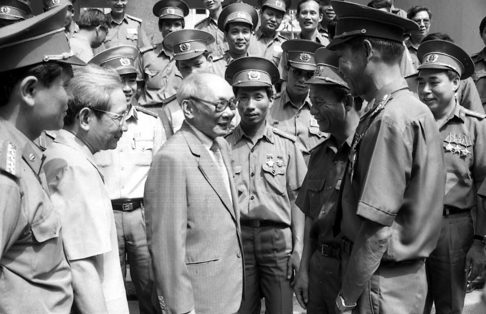 Chủ tịch Hội đồng Nhà nước Võ Chí Công gặp mặt các thế hệ anh hùng, chiến sĩ xuất sắc, nhân kỷ niệm lần thứ 30 Ngày truyền thống lực lượng Công an nhân dân (Hà Nội, 20/7/1992). (Ảnh: Minh Điền/TTXVN)