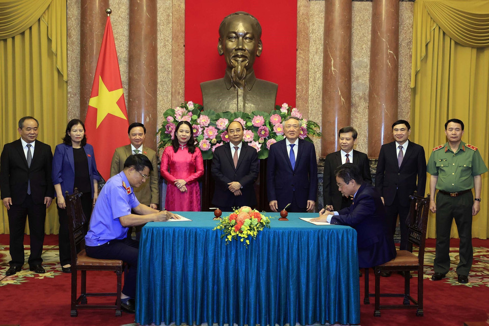 Chủ tịch nước Nguyễn Xuân Phúc, Trưởng Ban Cải cách Tư pháp Trung ương dự Lễ ký Quy chế phối hợp công tác giữa Văn phòng Chủ tịch nước và Viện Kiểm sát Nhân dân Tối cao. (Ảnh: Thống Nhất/TTXVN)