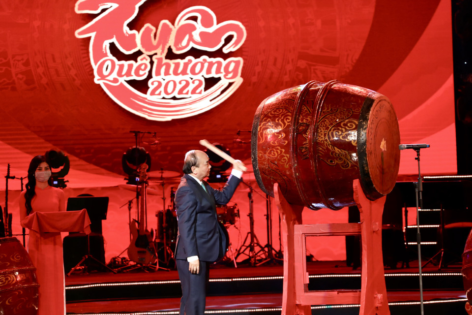 Chủ tịch nước Nguyễn Xuân Phúc đánh trống khai Xuân Nhâm Dần. (Ảnh: Lâm Khánh/TTXVN)