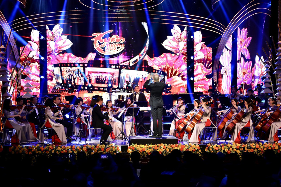 Tiết mục hòa tấu 'Trở về đất mẹ' chào chương trình. (Ảnh: Lâm Khánh/TTXVN)