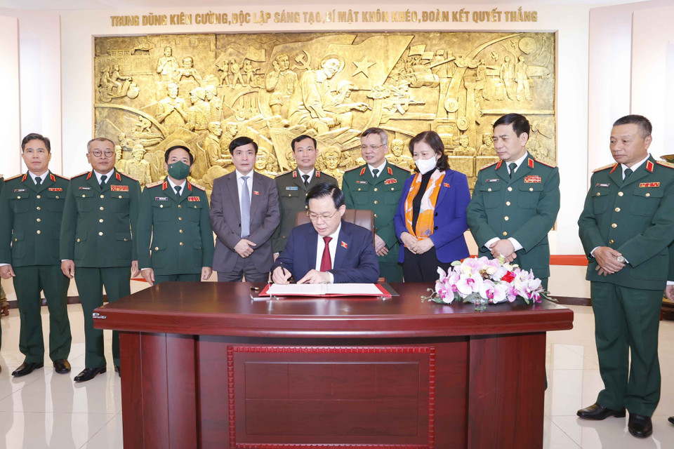 Chủ tịch Quốc hội Vương Đình Huệ viết lưu bút. (Ảnh: Doãn Tấn/TTXVN)