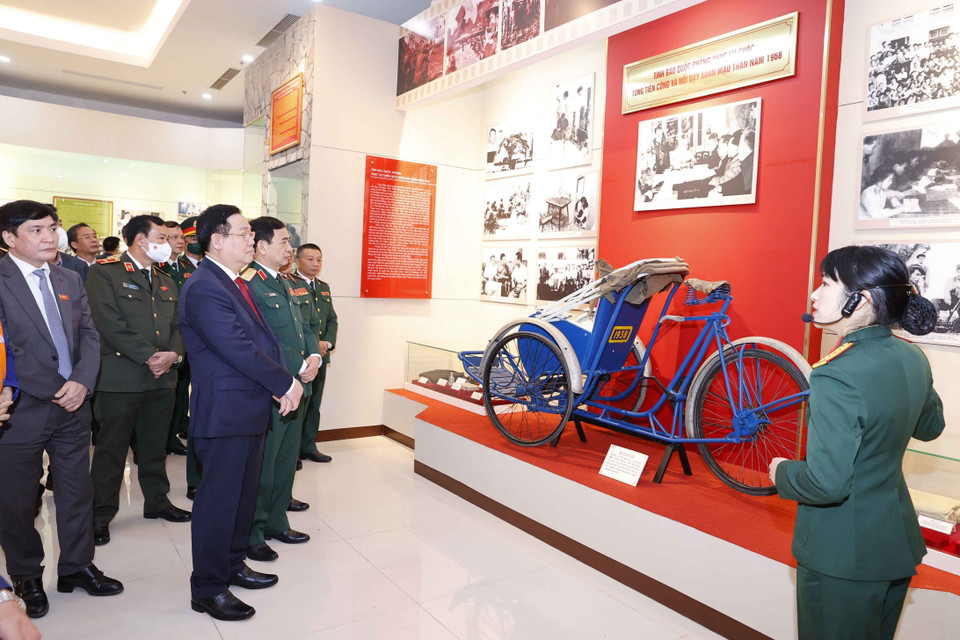 Chủ tịch Quốc hội Vương Đình Huệ và các đại biểu tham quan Bảo tàng Tổng cục II, Bộ Quốc phòng. (Ảnh: Doãn Tấn/TTXVN)