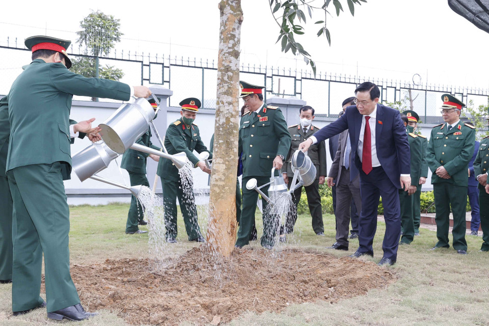 Chủ tịch Quốc hội Vương Đình Huệ trồng cây lưu niệm tại Tổng cục II, Bộ Quốc phòng. (Ảnh: Doãn Tấn/TTXVN)