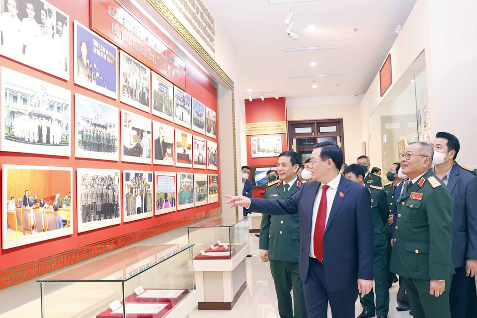 Chủ tịch Quốc hội Vương Đình Huệ và các đại biểu tham quan Bảo tàng Tổng cục II, Bộ Quốc phòng. (Ảnh: Doãn Tấn/TTXVN)