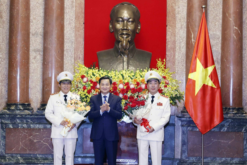 Bí thư Trung ương Đảng, Phó Thủ tướng Lê Minh Khái tặng hoa chúc mừng thượng tướng Trần Quốc Tỏ và và Lương Tam Quang. (Ảnh: Thống Nhất/TTXVN)