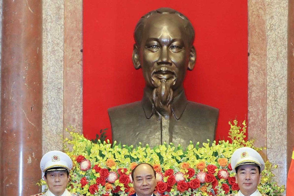 Chủ tịch nước Nguyễn Xuân Phúc trao Quyết định thăng cấp bậc hàm từ Trung tướng lên Thượng tướng đối với Thứ trưởng Bộ Công an Trần Quốc Tỏ và Lương Tam Quang. (Ảnh: Thống Nhất/TTXVN)