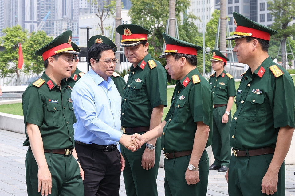 Thủ tướng Phạm Minh Chính với cán bộ, sỹ quan Tập đoàn Công nghiệp-Viễn thông Quân đội - Viettel. (Ảnh: Dương Giang/TTXVN)