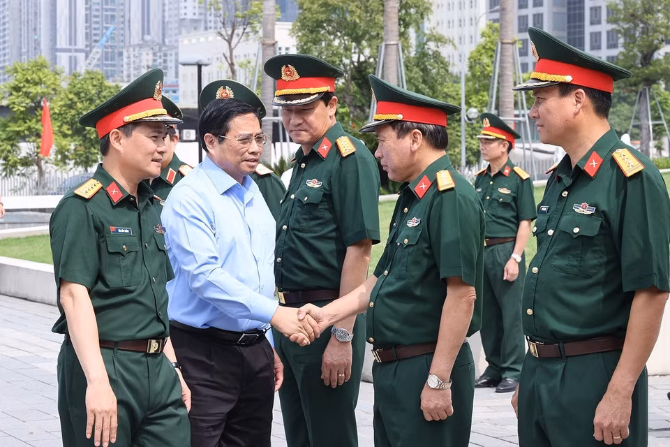 Thủ tướng Phạm Minh Chính với cán bộ, sỹ quan Tập đoàn Công nghiệp-Viễn thông Quân đội - Viettel. (Ảnh: Dương Giang/TTXVN)