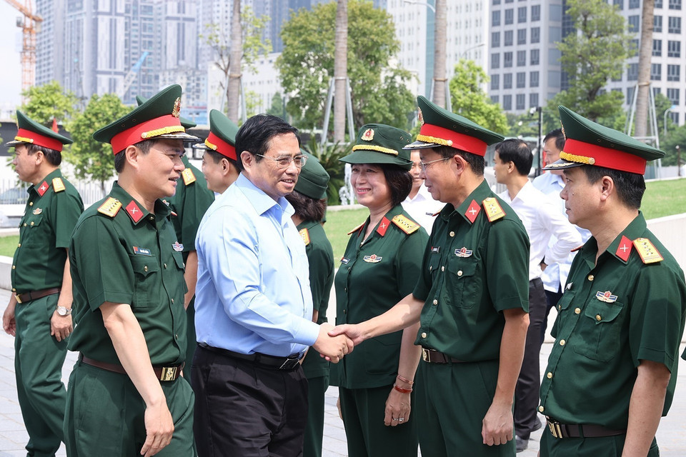 Thủ tướng Phạm Minh Chính với cán bộ, sỹ quan Tập đoàn Viettel. (Ảnh: Dương Giang/TTXVN)