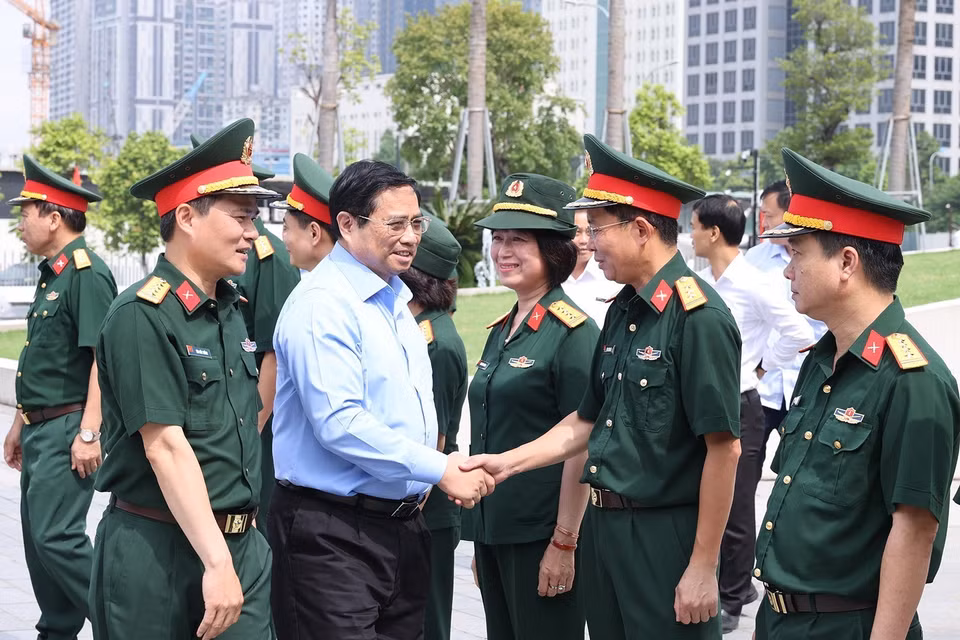 Thủ tướng Phạm Minh Chính với cán bộ, sỹ quan Tập đoàn Viettel. (Ảnh: Dương Giang/TTXVN)